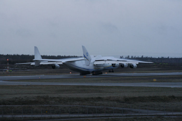 An-225 sätter sina 32 hjul i banan på Arlanda. En imponerande syn! Foto: Hans Groby.