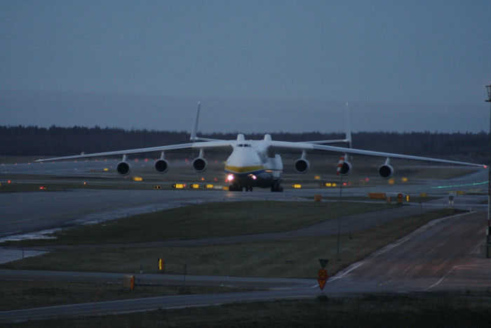 An-225 taxar mot sin uppställningsplats vid Cargo City på Arlanda. Foto: Hans Groby.