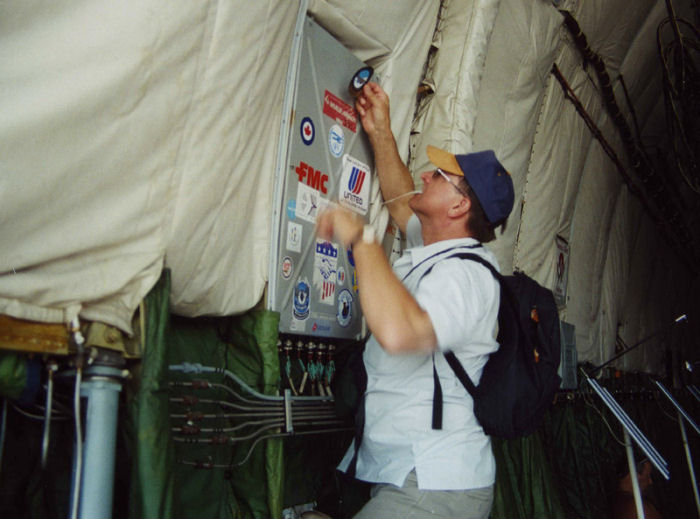 Bernt Olsson passade på att dekorera An-225:an med diverse dekaler under besöket på MAKS 2001. Foto: Gunnar Åkerberg 