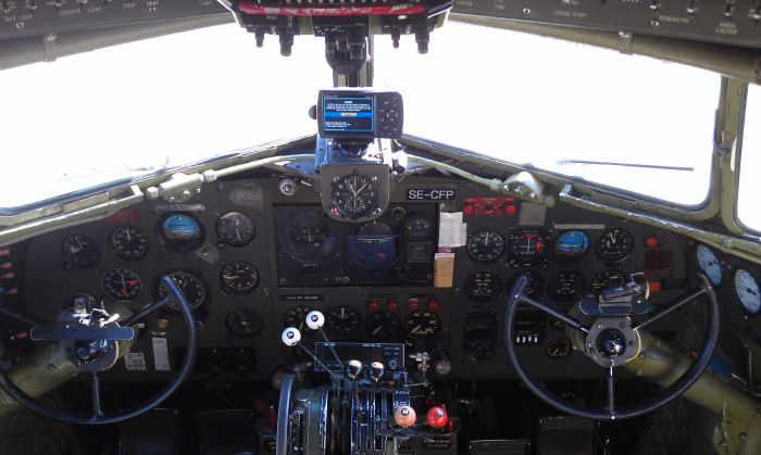 Cockpit i väntan på säsongens första flygningar. Kontrollflygning har utförts efter vinterns tillsyn och ett gäng veteranpiloter gjorde PC (proficiency check) på Västerås flygplats. För att sedan flyga hem Daisy till Bromma. Foto: Bernt Olsson.