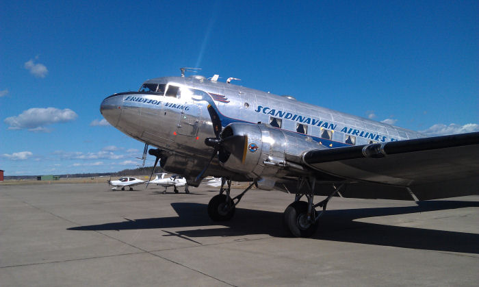 Två Pratt & Whitney-motorer mullrade harmoniskt igång i Västerås torsdag eftermiddag 25 april. Passa på att flyga med detta legendariska flygplan i sommar! Trafikflygets moder! Foto: Bernt Olsson.