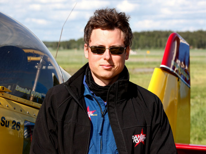 Daniel Ryfa framför sin Sukhoi Su-26M Foto: Gunnar Åkerberg