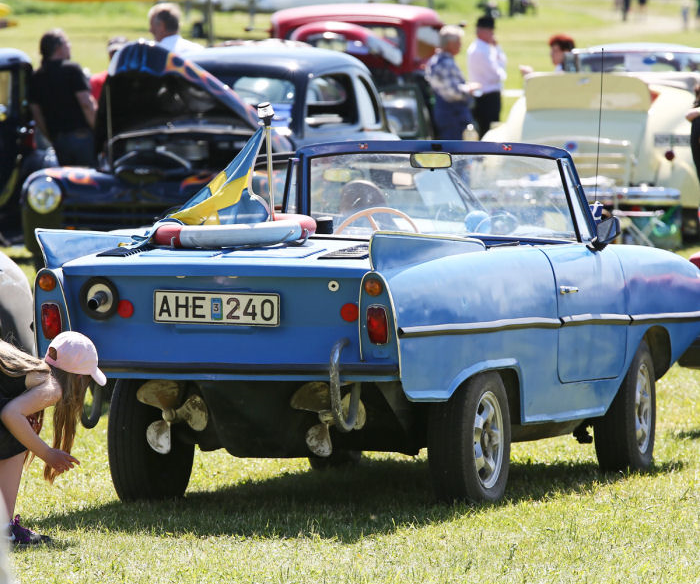 Bland de gästande bilarna fanns bland annat en ovanlig Amphicar cabriolet från 1963. Bilen designades av Hans Trippel som också låg bakom Schwimmwagen som tidigare har visats upp på Veterandagen. Foto: Gunnar Åkerberg