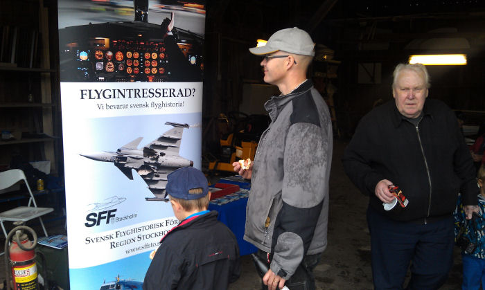 Flygbilder intresserar alltid, här betraktas SFF Stockholms rollup. SFF Stockholm och Flygande Veteraner var på plats med informationsbord. Foto: Bernt Olsson.