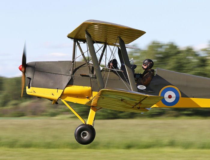 Henrik Lundh landar sin Tiger Moth på hemmafältet i Skå-Edeby. Foto: Gunnar Åkerberg