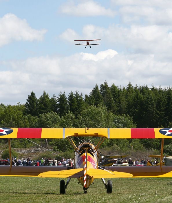 Kenneth Öhrn i sin Boeing Stearman taxar in medan  Stampe SV-4C kommer in för landning. Foto: Gunnar Åkerberg