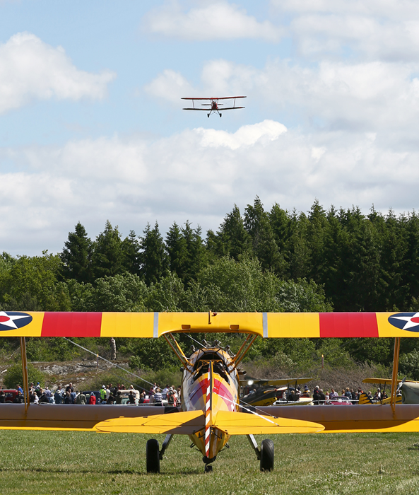 Kenneth Örhn från Säter med sin stora dubbeldäckade Boeing  Stearman är en trogen besökare på Veterandagen.  Foto: Gunnar Åkerberg.