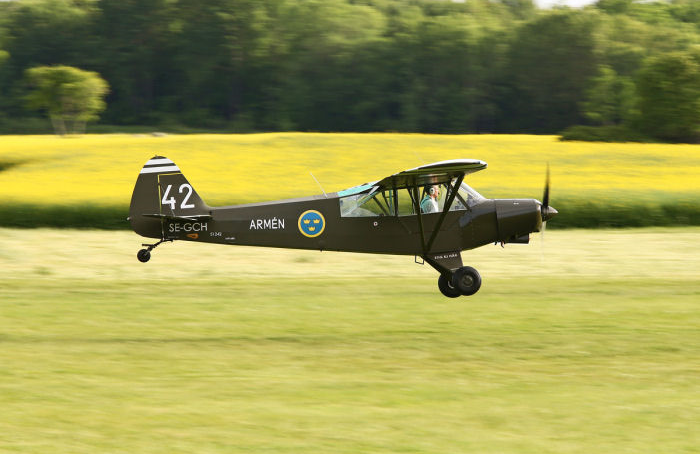 Henrik Idensjö startar i en Piper Super Cub. Foto: Gunnar Åkerberg.